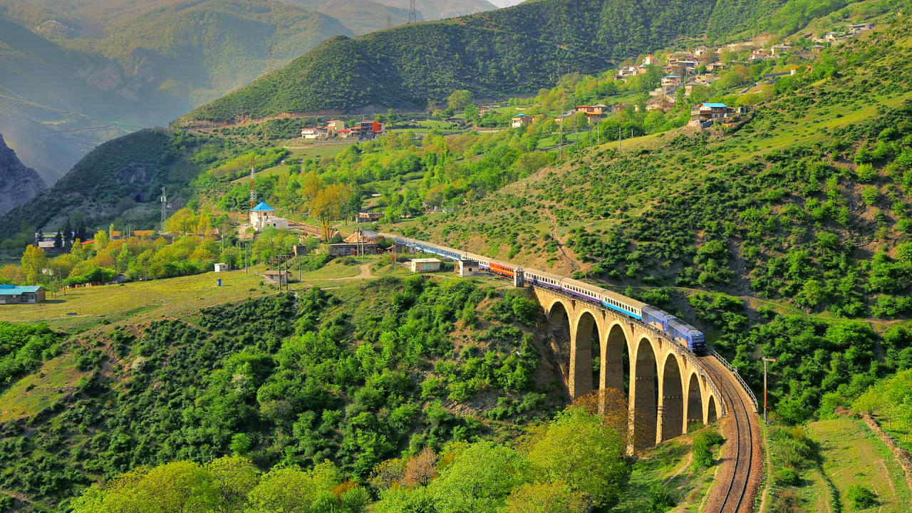 ایستگاه راه آهن لرستان یکی از پر کاربرد ترین خط ریلی ایران و استان لرستان، که از طبیعت زیبای دو رود می گذرد 