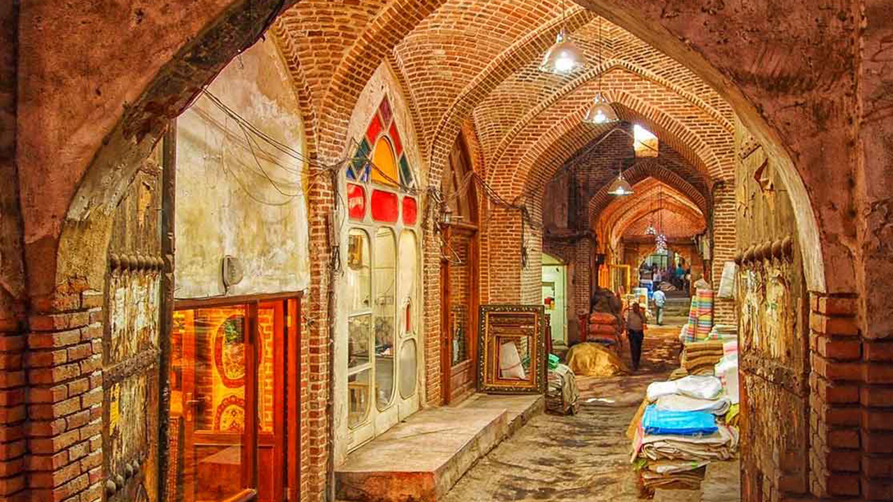 بازار تبریز یکی از بزگترین بازرهای سر پوشیده جهان که دارای 5500 حجره می باشد