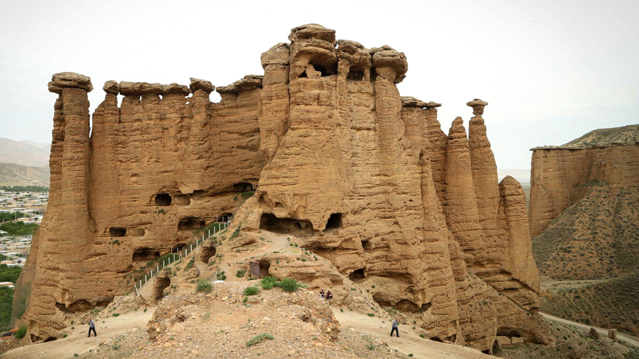 ساختار تشکیل دهنده قلعه بهستان ماه نشان از خاک سفت شده است